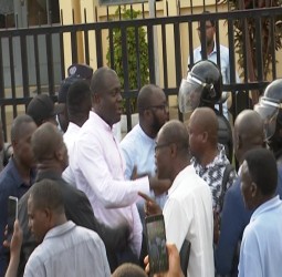 Deputados destituem presidente, revogam Lei Interpretativa do TC e elegem presidente da Comissão Eleitoral